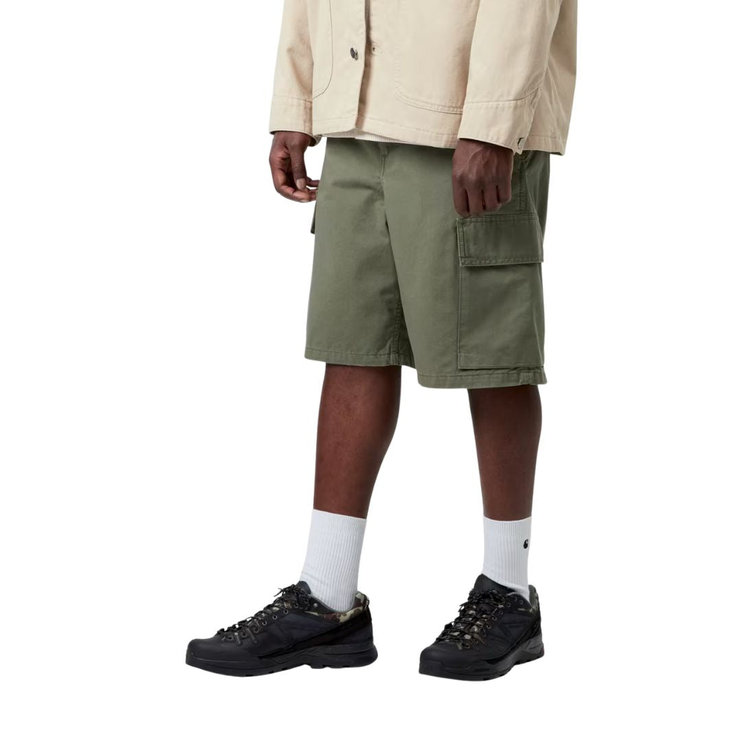 Carhartt WIP Kade Cargo Short Leaf Stone Washed, vista lateral: bolsillo cargo con solapa en pierna derecha, sarga de algodón 100% en verde kaki stone washed.