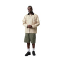 Look completo con Carhartt WIP Kade Cargo Short Leaf Stone Washed en verde kaki combinado con chaqueta Carhartt en beige, corte relaxed fit hombre.