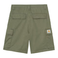Carhartt WIP Kade Cargo Short Leaf Stone Washed, vista trasera plana: dos bolsillos traseros con solapa, bolsillos cargo laterales y etiqueta tejida Carhartt.