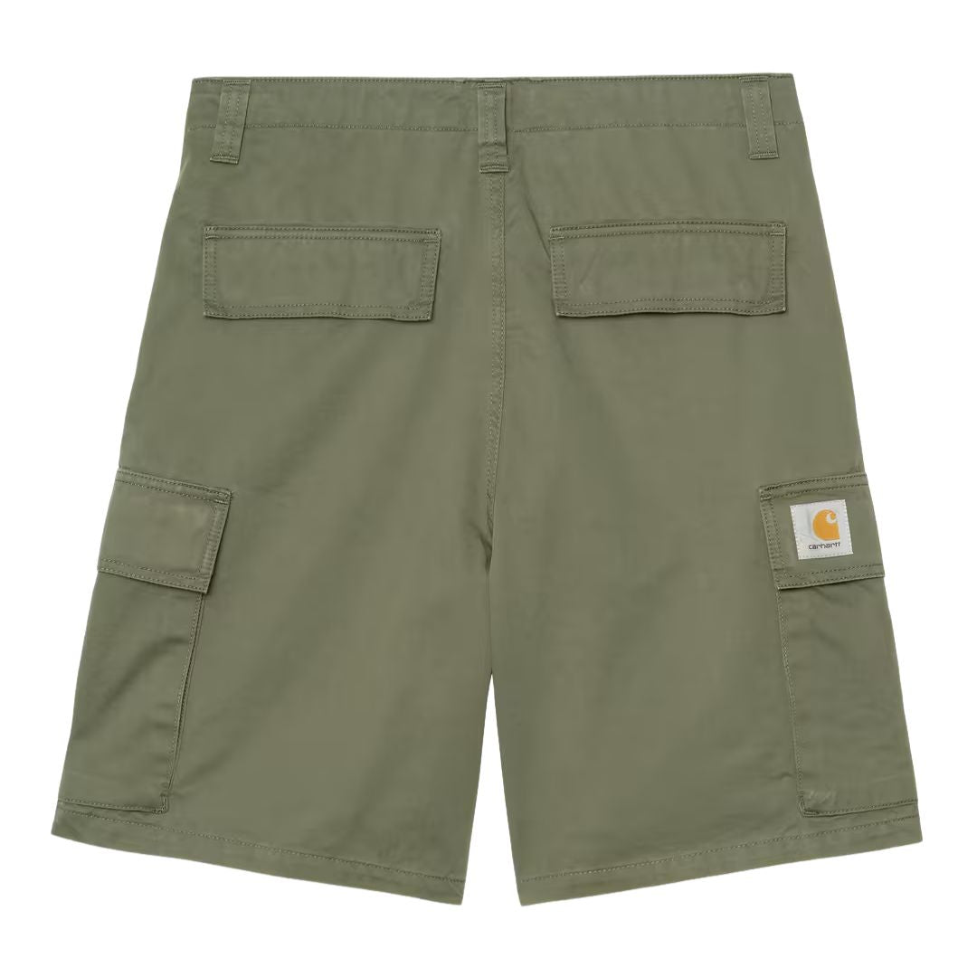 Carhartt WIP Kade Cargo Short Leaf Stone Washed, vista trasera plana: dos bolsillos traseros con solapa, bolsillos cargo laterales y etiqueta tejida Carhartt.