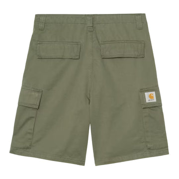 Carhartt WIP Kade Cargo Short Leaf Stone Washed, vista trasera plana: dos bolsillos traseros con solapa, bolsillos cargo laterales y etiqueta tejida Carhartt.