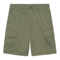 Carhartt WIP Kade Cargo Short Leaf Stone Washed, vista frontal plana: cierre con botón, bolsillos frontales y cargo laterales con solapa en verde kaki.