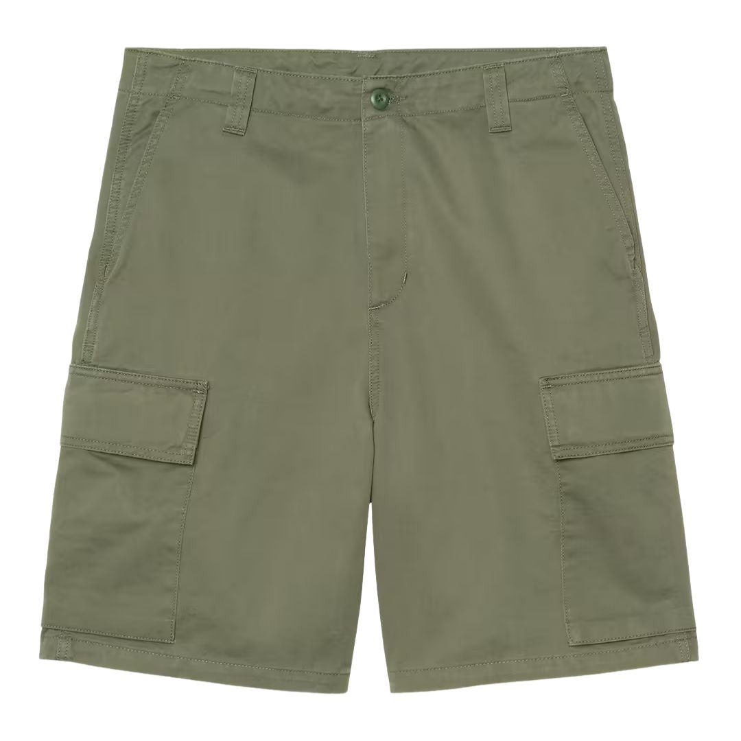 Carhartt WIP Kade Cargo Short Leaf Stone Washed, vista frontal plana: cierre con botón, bolsillos frontales y cargo laterales con solapa en verde kaki.