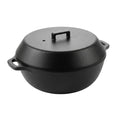 Olla de cerámica negra Carhartt WIP Kakomi Ceramic Pot con tapa cerrada, asa superior cuadrada, orificio de vapor y dos asas laterales con hueco, vista posterior en tres cuartos sobre fondo blanco.