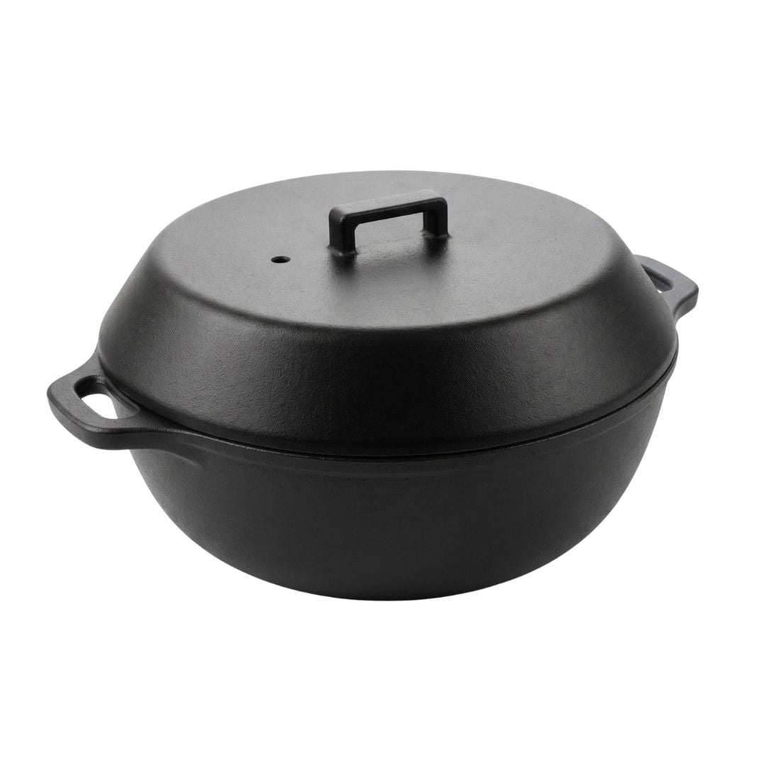Olla de cerámica negra Carhartt WIP Kakomi Ceramic Pot con tapa cerrada, asa superior cuadrada, orificio de vapor y dos asas laterales con hueco, vista posterior en tres cuartos sobre fondo blanco.