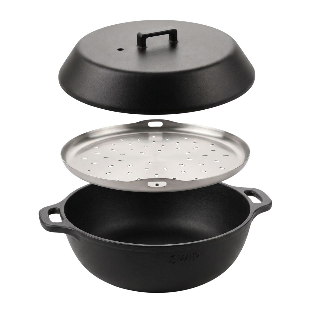 Despiece de la Carhartt WIP Kakomi Ceramic Pot negra: tapa de cerámica con asa, vaporera de acero inoxidable perforada y olla con dos asas laterales y logo WIP en el cuerpo, sobre fondo blanco.