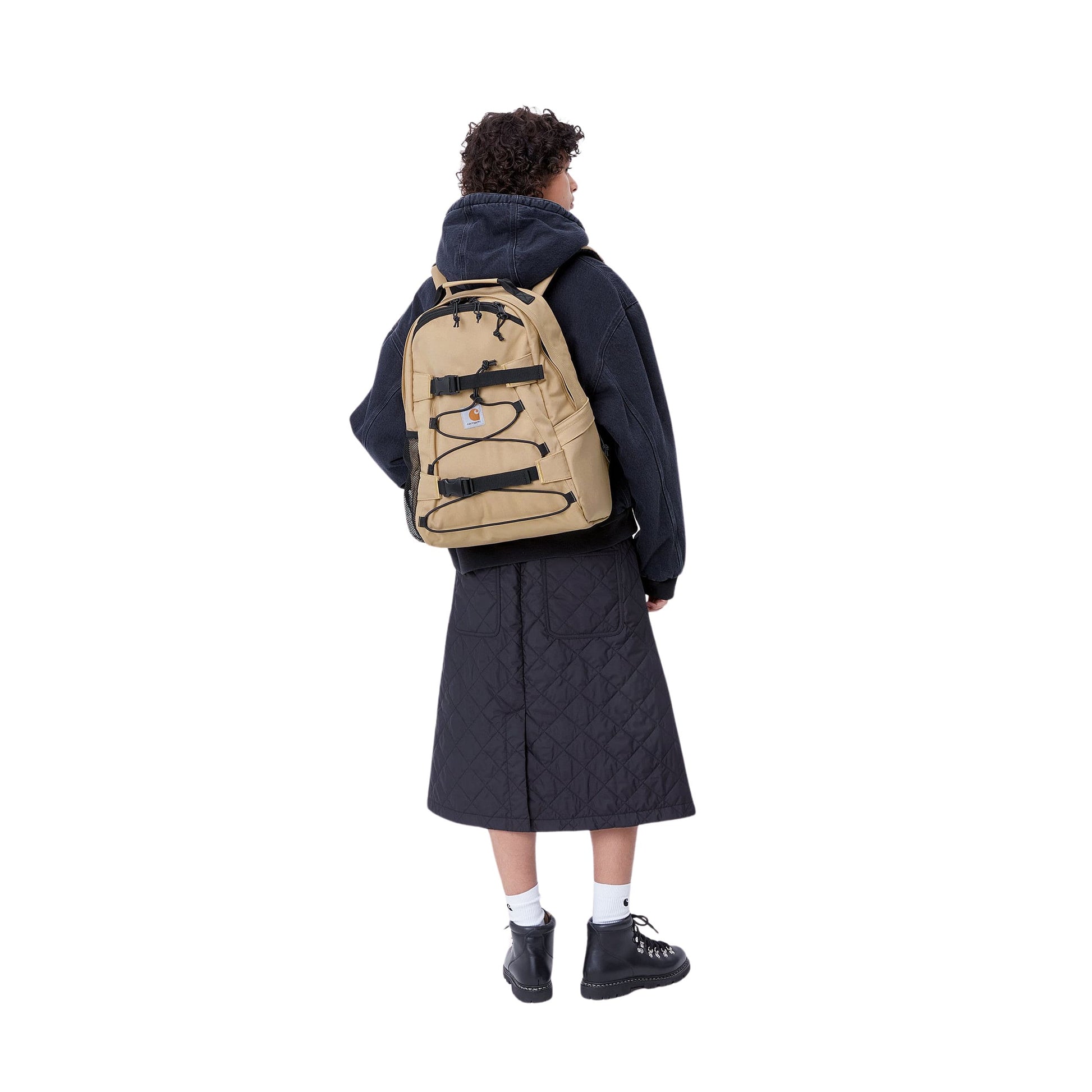 Mujer con la Mochila Carhartt WIP Kickflip Backpack Marrón a la espalda