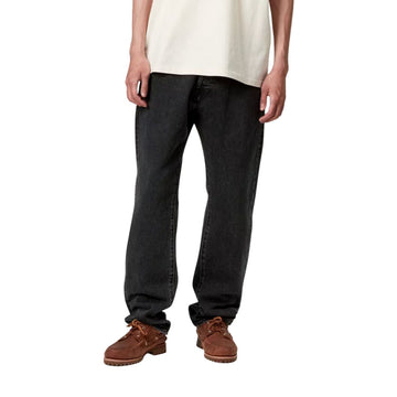 Detalle frontal del pantalón Carhartt WIP Klondike Pant negro stone washed en modelo, corte regular ajustado.