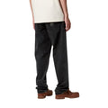 Vista trasera del pantalón Carhartt WIP Klondike Pant negro stone washed en modelo.