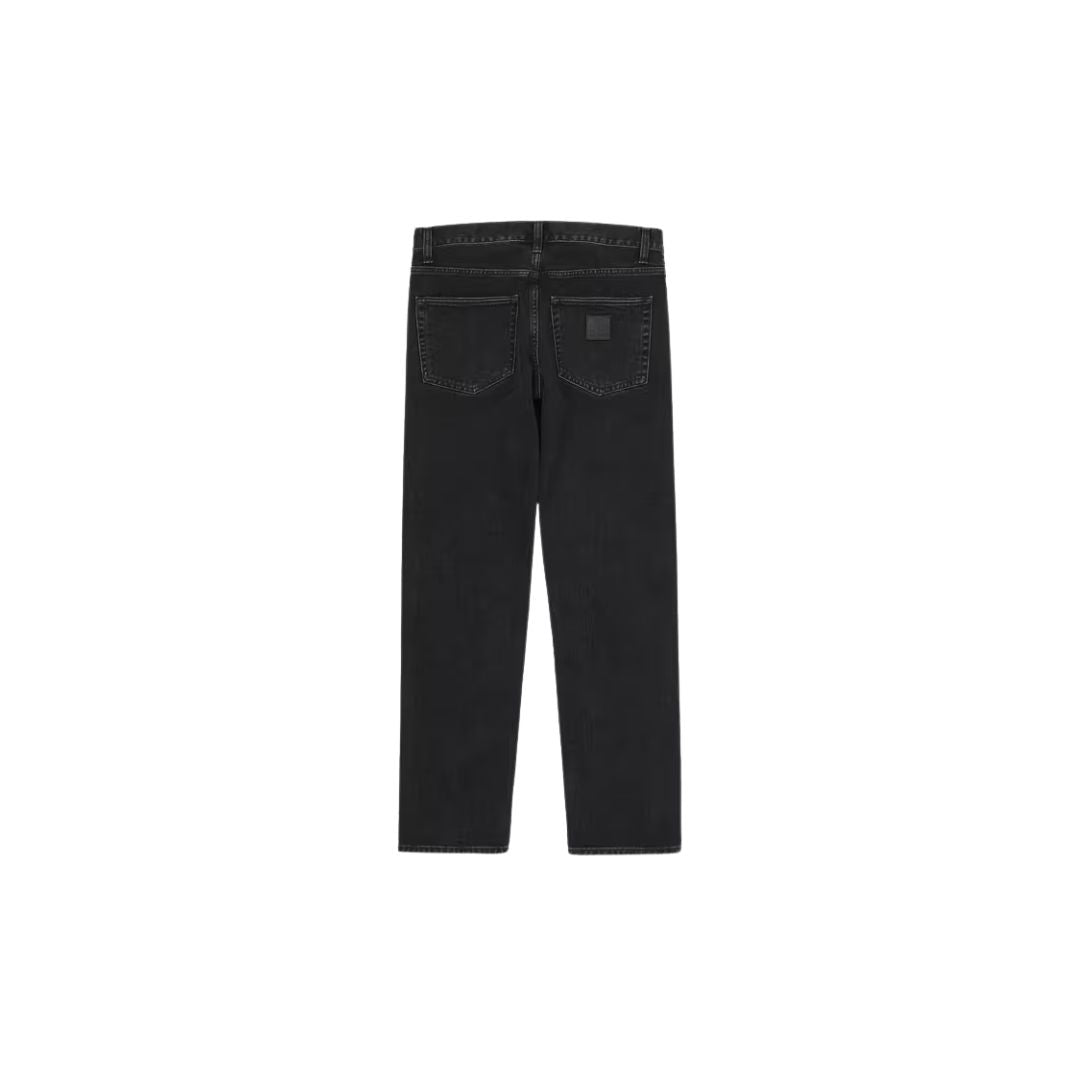 Vista trasera del pantalón Carhartt WIP Klondike Pant en negro stone washed con bolsillos traseros y etiqueta cuadrada.