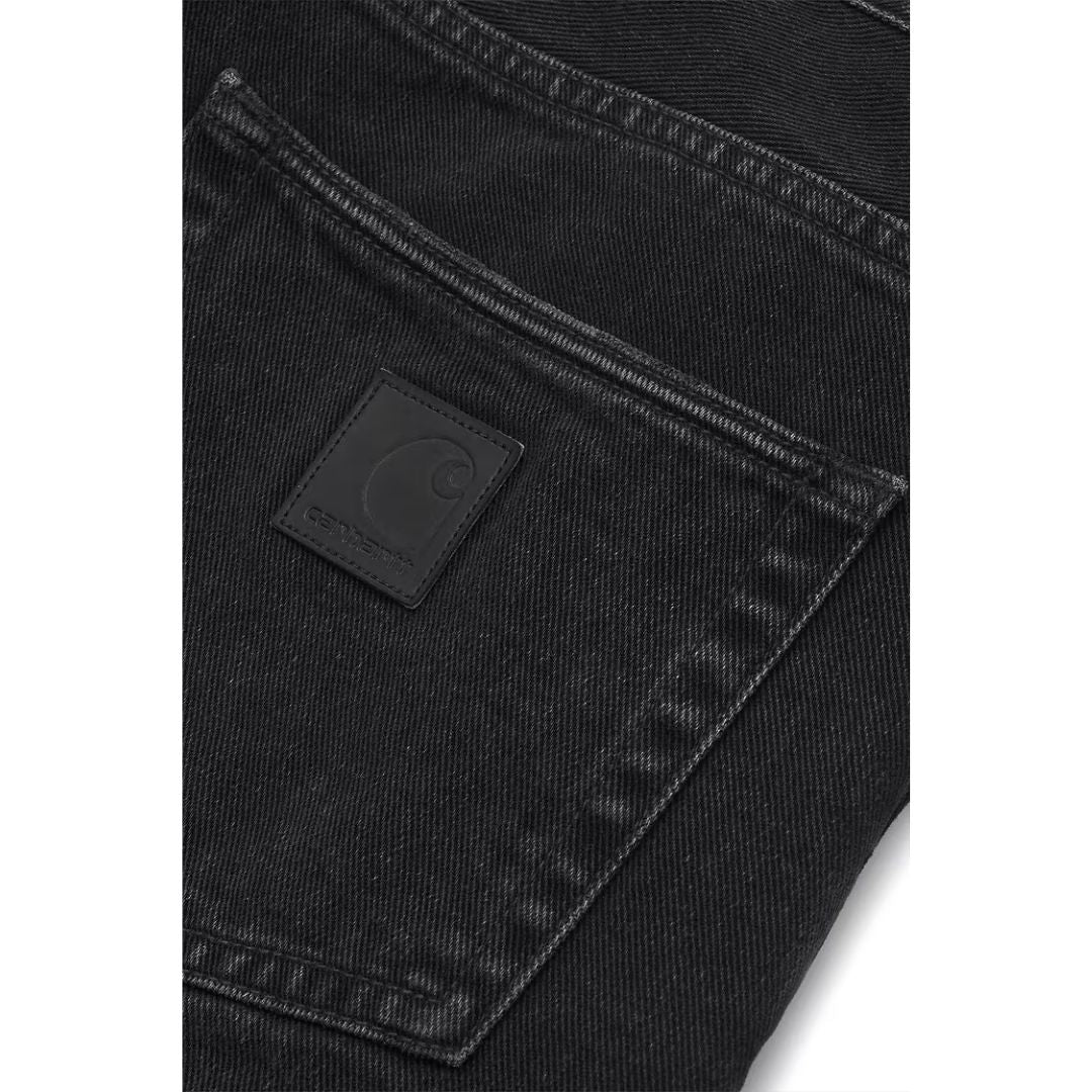 Pantalón Carhartt WIP Klondike Pant color negro stone washed, detalle del bolsillo trasero con etiqueta cuadrada de piel sintética negra.