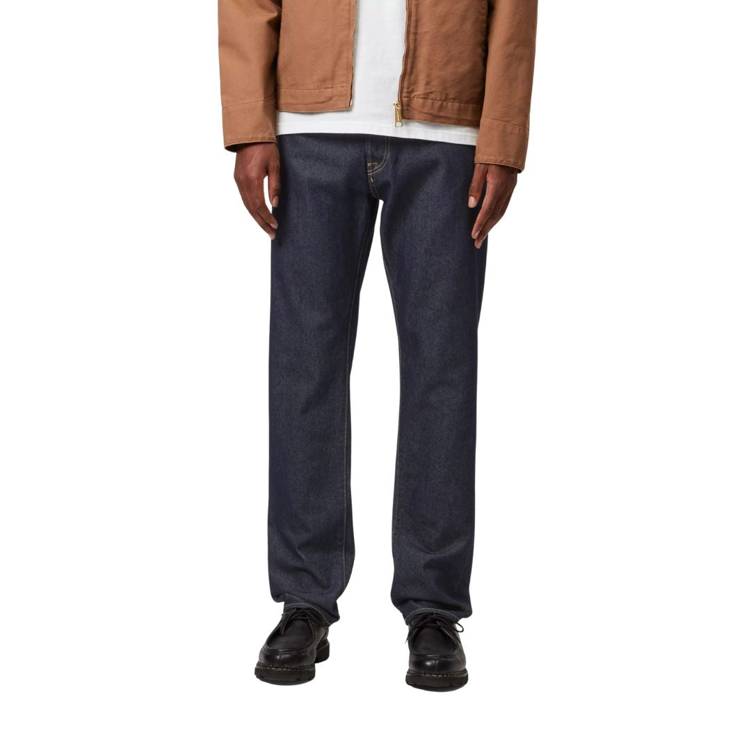 Plano medio del pantalón carhartt wip klondike pant azul denim lavado mostrando corte recto y costuras visibles.