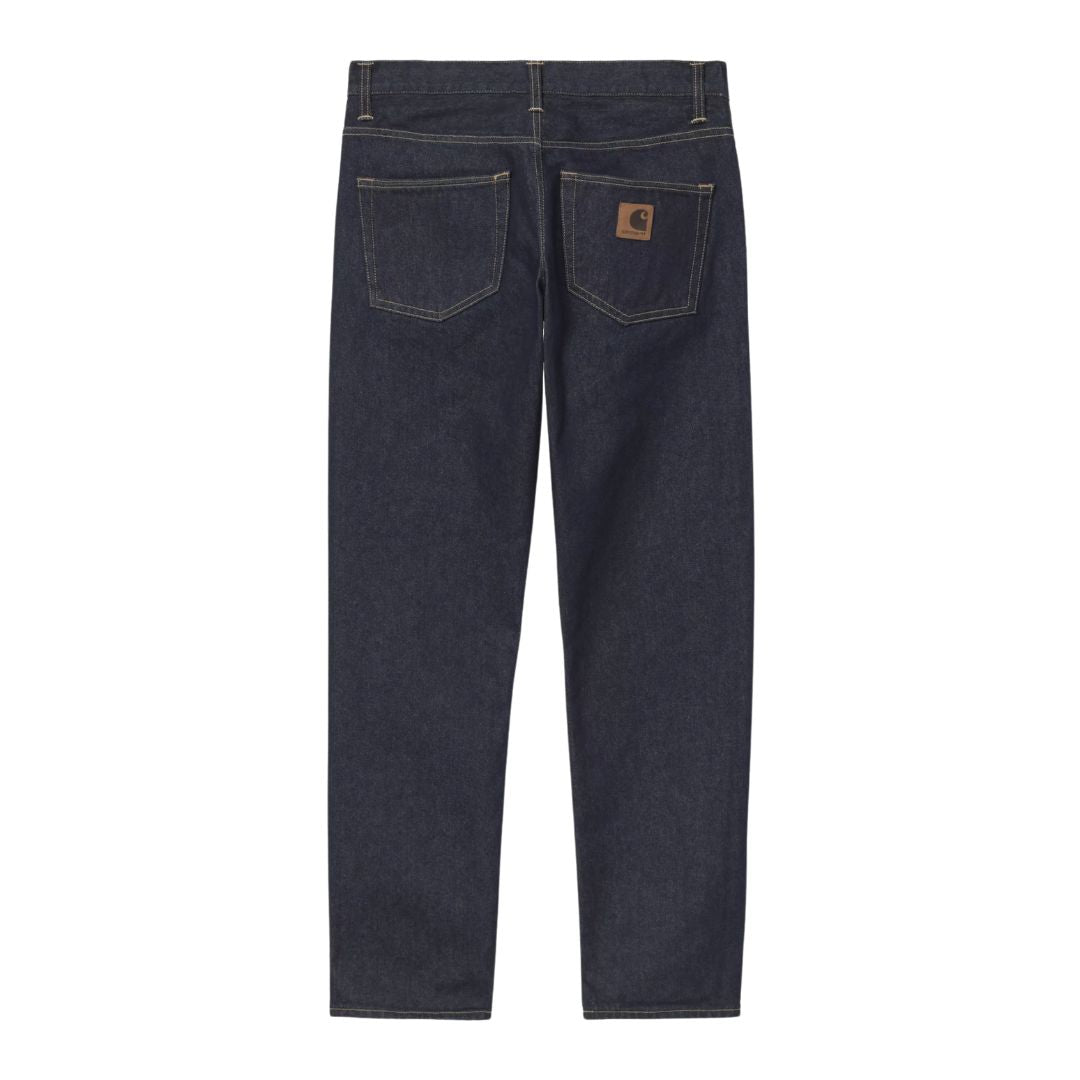 Pantalón carhartt wip klondike pant azul denim lavado vista trasera con etiqueta carhartt en el bolsillo.