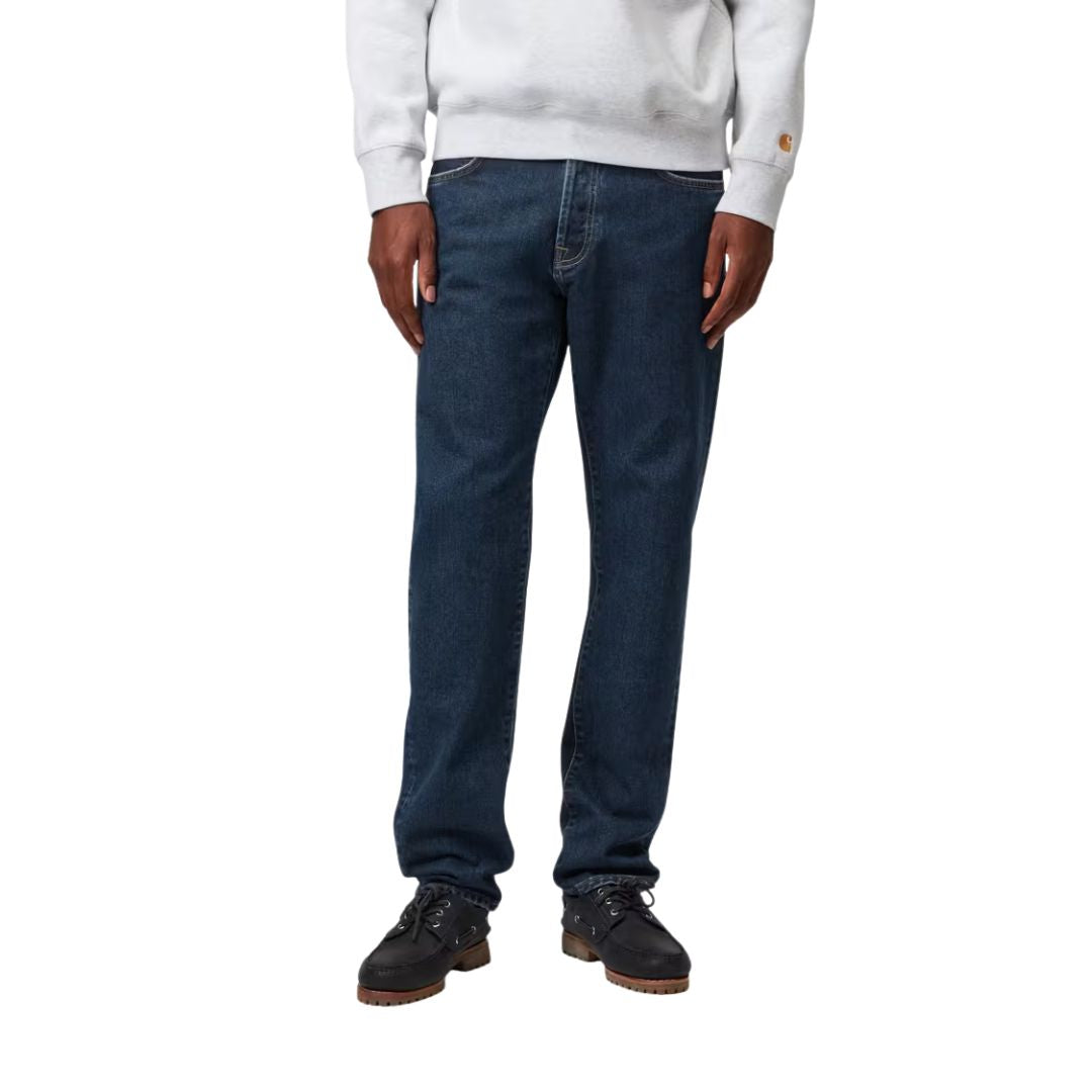 Modelo con pantalón Carhartt WIP Klondike Pant black stone washed detalle de pernera y ajuste