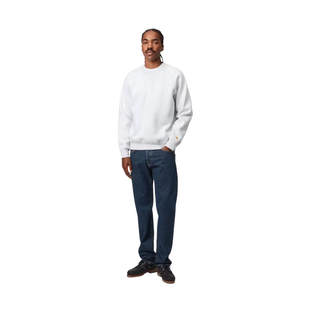 Modelo con pantalón Carhartt WIP Klondike Pant black stone washed look frontal.