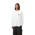 Carhartt WIP L/S Framework T-Shirt White en plano frontal sobre modelo con pantalón marrón oscuro, resaltando el pequeño estampado en rojo sobre el pecho.