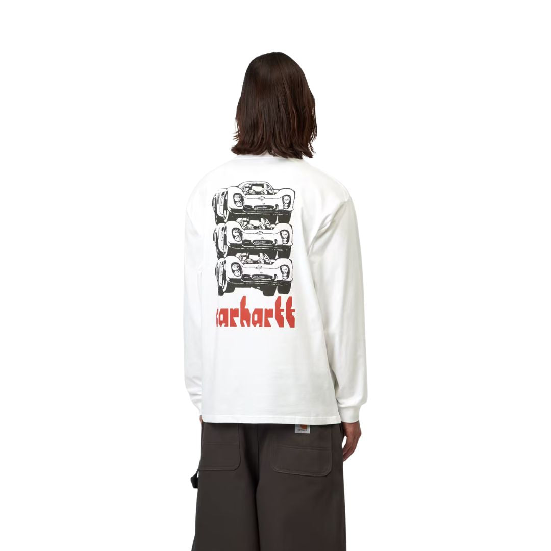 Carhartt WIP L/S Framework T-Shirt White, vista trasera sobre modelo con pantalón marrón, mostrando el estampado gráfico de coches y el logo "carhartt" en la espalda.