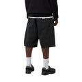 Carhartt WIP Landon Short negro stone washed, vista trasera en modelo, corte holgado cintura regular bolsillos traseros y etiqueta en cinturilla.
