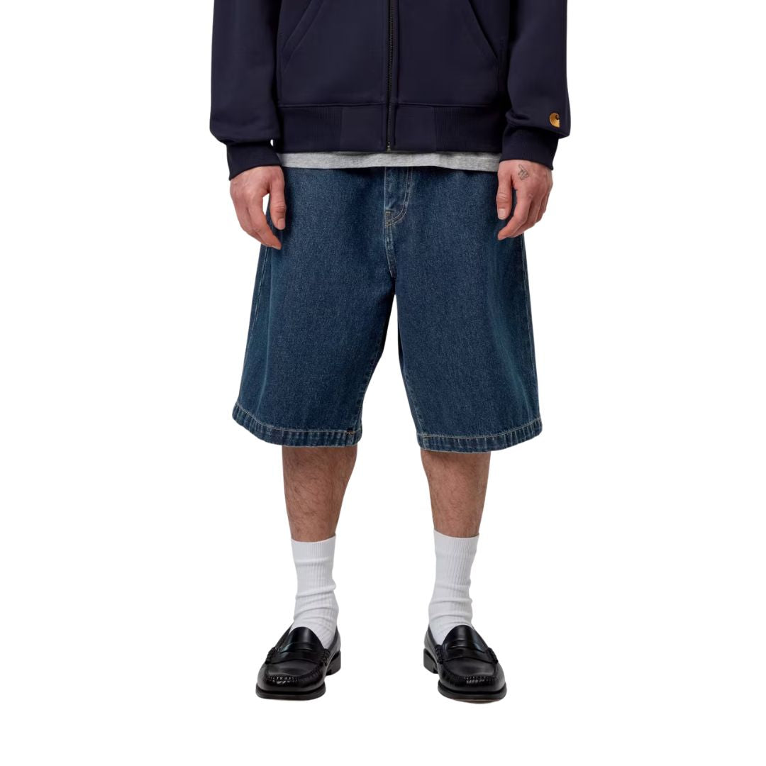 Carhartt WIP Landon Short azul lavado a la piedra, plano frontal desde cintura, denim algodón pesado corte holgado cintura regular.