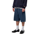 Carhartt WIP Landon Short azul lavado a la piedra, detalle frontal desde la cintura, cierre cremallera y bolsillos frontales visibles.