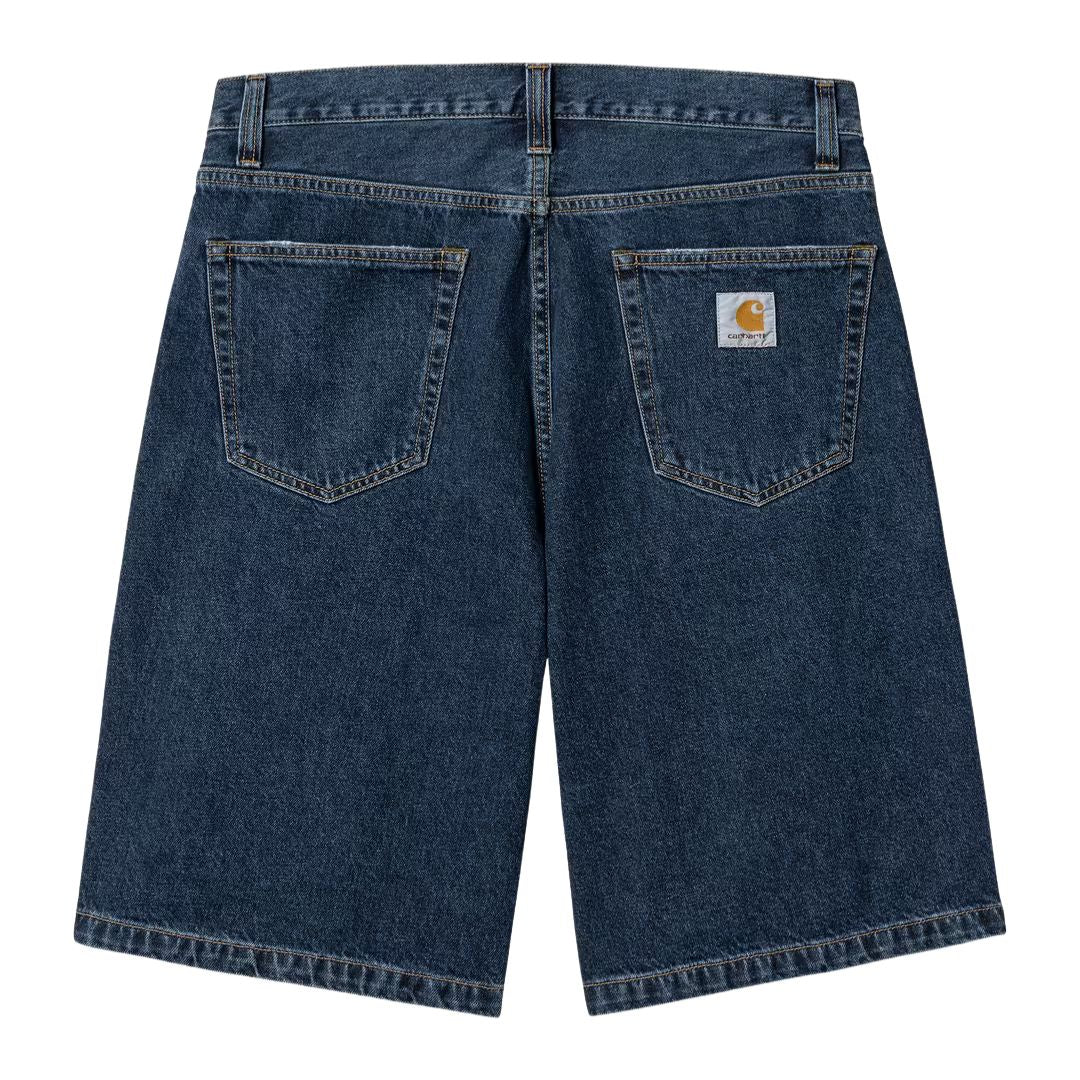 Carhartt WIP Landon Short azul lavado a la piedra, vista trasera producto plano, bolsillos traseros y Square Label tejida en bolsillo derecho.