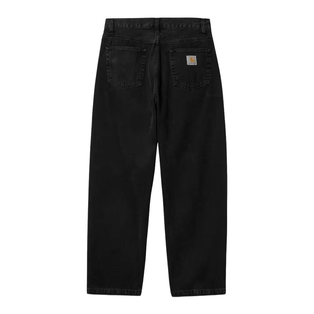 Carhartt WIP Landon Pant black tone washed, vista trasera en plano. Se aprecian los bolsillos traseros y la etiqueta de piel Carhartt cosida en el bolsillo derecho.