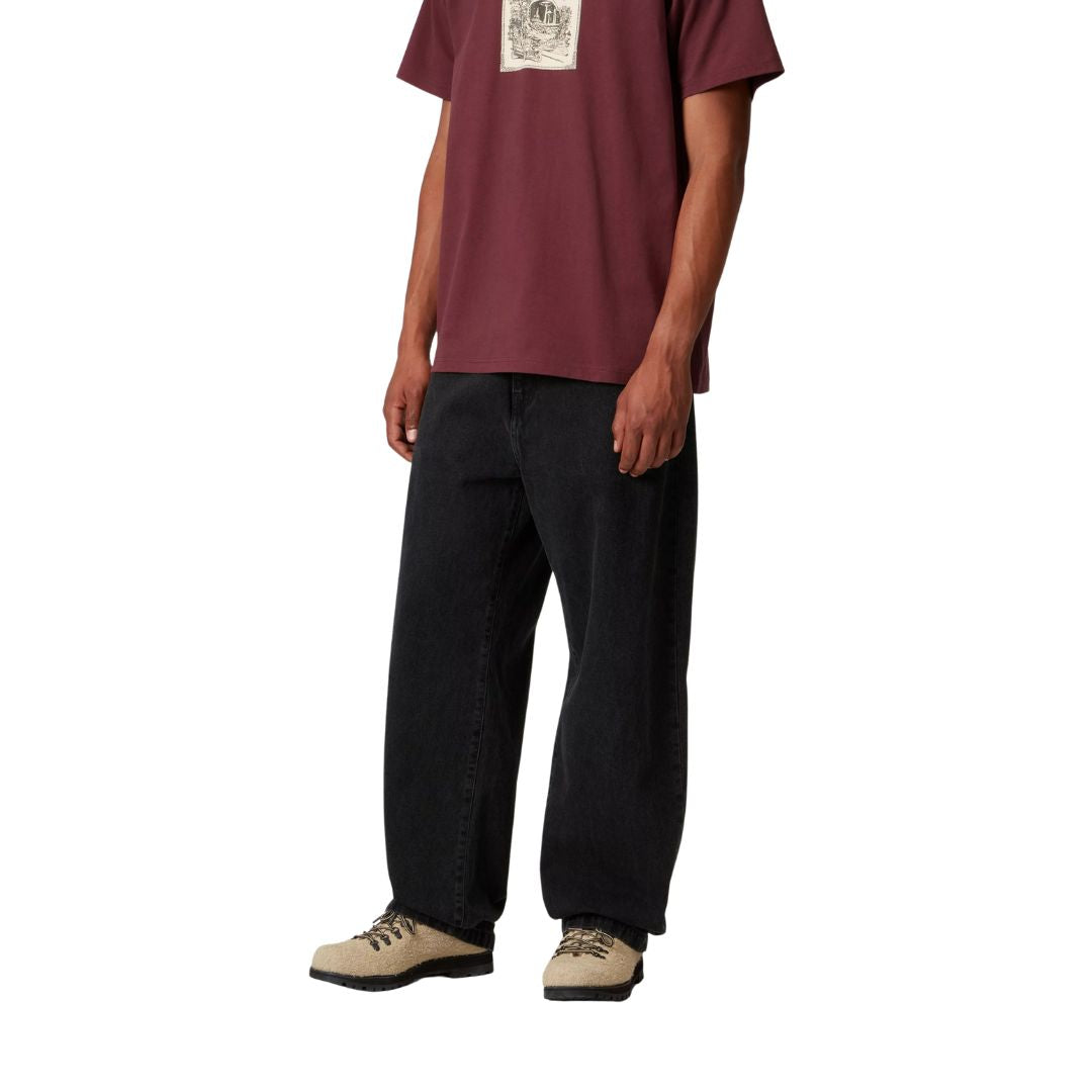 Detalle del pantalón Carhartt WIP Landon Pant negro en modelo masculino, corte loose tapered.