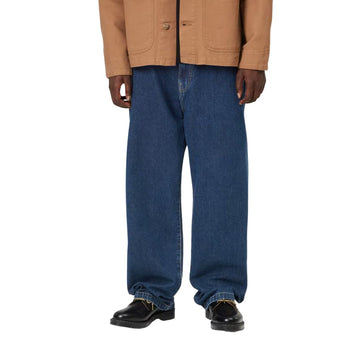 Pantalón vaquero Carhartt WIP Landon azul stone washed, primer plano frontal en modelo mostrando la pretina, el zip fly y el lavado stone washed del denim.