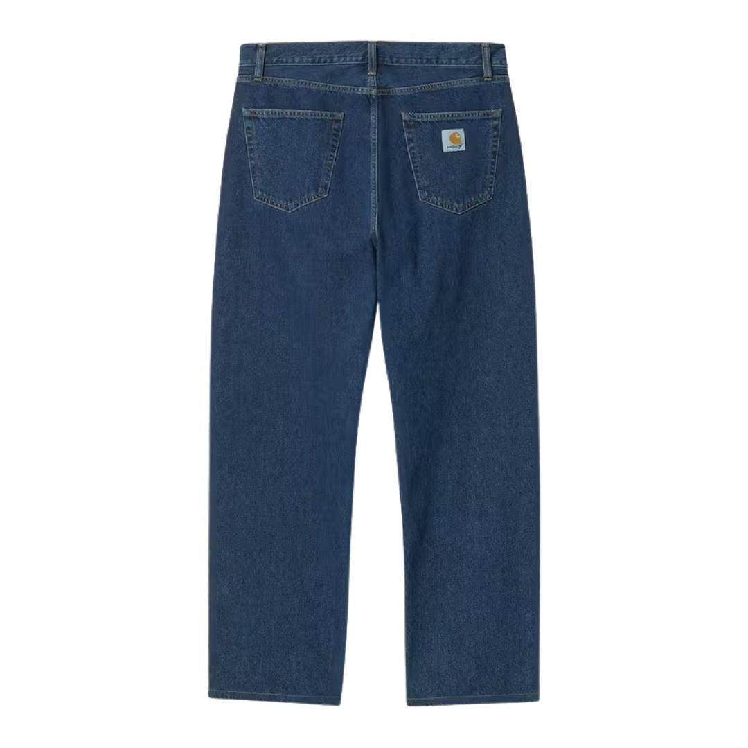 Pantalón vaquero Carhartt WIP Landon en azul stone washed, vista trasera plana sobre fondo blanco con el Square Label de Carhartt en el bolsillo derecho.