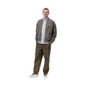 Look completo con chaqueta bomber Carhartt WIP gris garment dyed y pantalón estampado para hombre.
