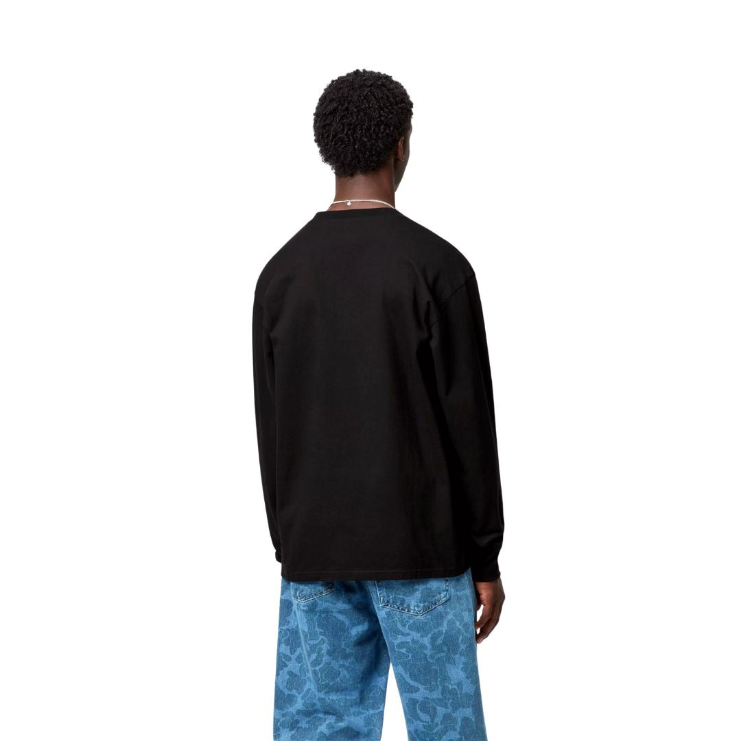 Vista posterior del modelo con la camiseta Carhartt WIP L/S Archive Script negra de manga larga.