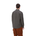 Vista trasera de modelo vistiendo la camisa Carhartt WIP Bolton color Graphite, mostrando el corte de la espalda y el canesú.