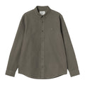 Camisa Oxford de manga larga Carhartt WIP L/S Bolton Shirt en color Shungite teñida en prenda, vista frontal con cuello abotonado y bolsillo con la C bordada.