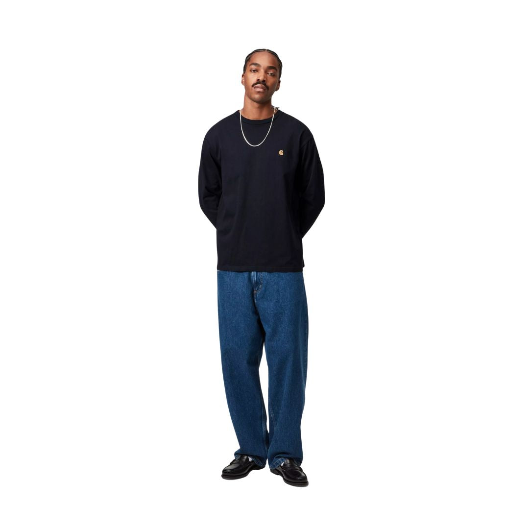 Modelo vistiendo la camiseta Carhartt WIP L/S Chase T-Shirt en color dark navy gold, vista frontal combinada con pantalón vaquero.