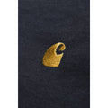 Camiseta de manga larga Carhartt WIP L/S Chase T-Shirt en color dark navy gold, logotipo Carhartt bordado en el pecho.