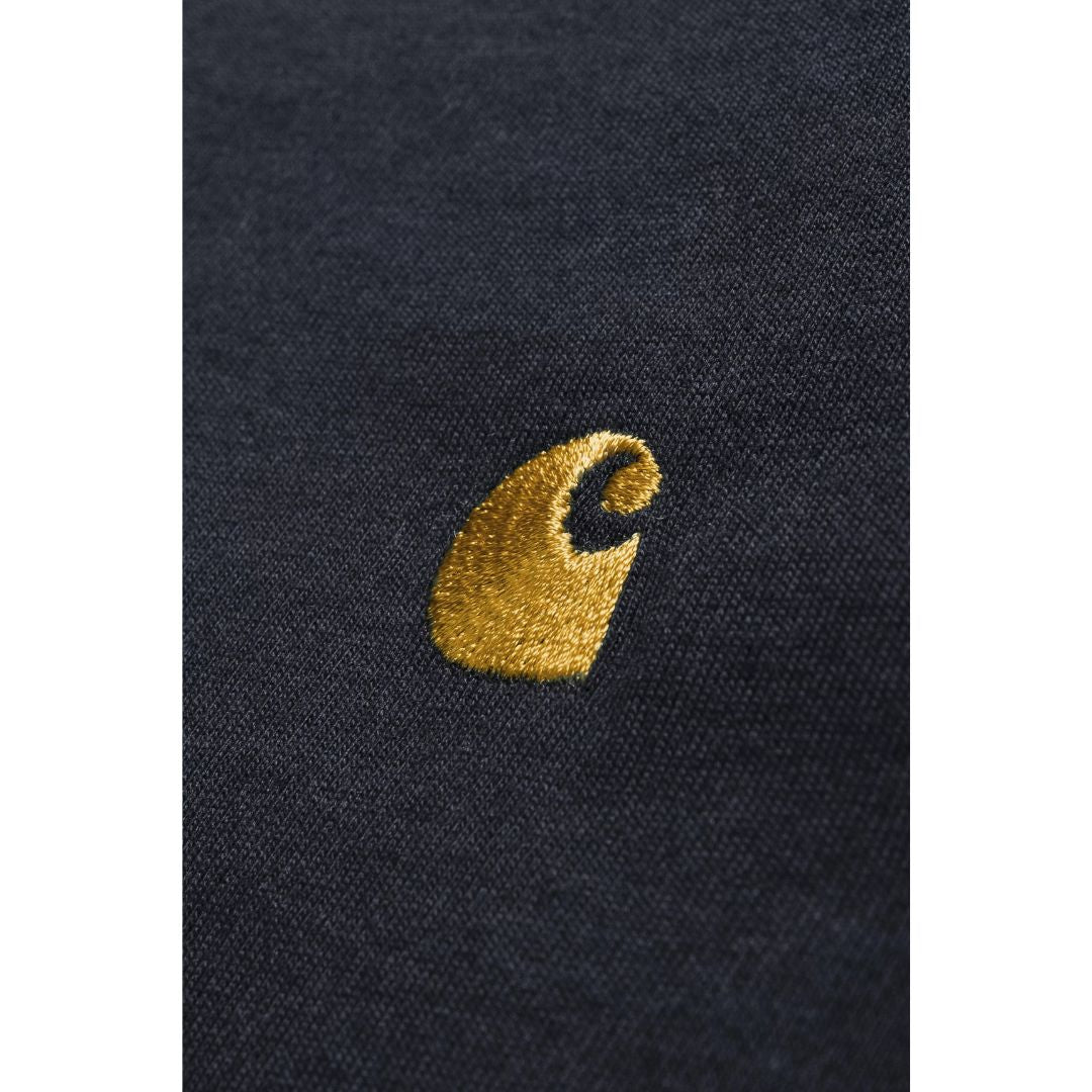 Camiseta de manga larga Carhartt WIP L/S Chase T-Shirt en color dark navy gold, logotipo Carhartt bordado en el pecho.