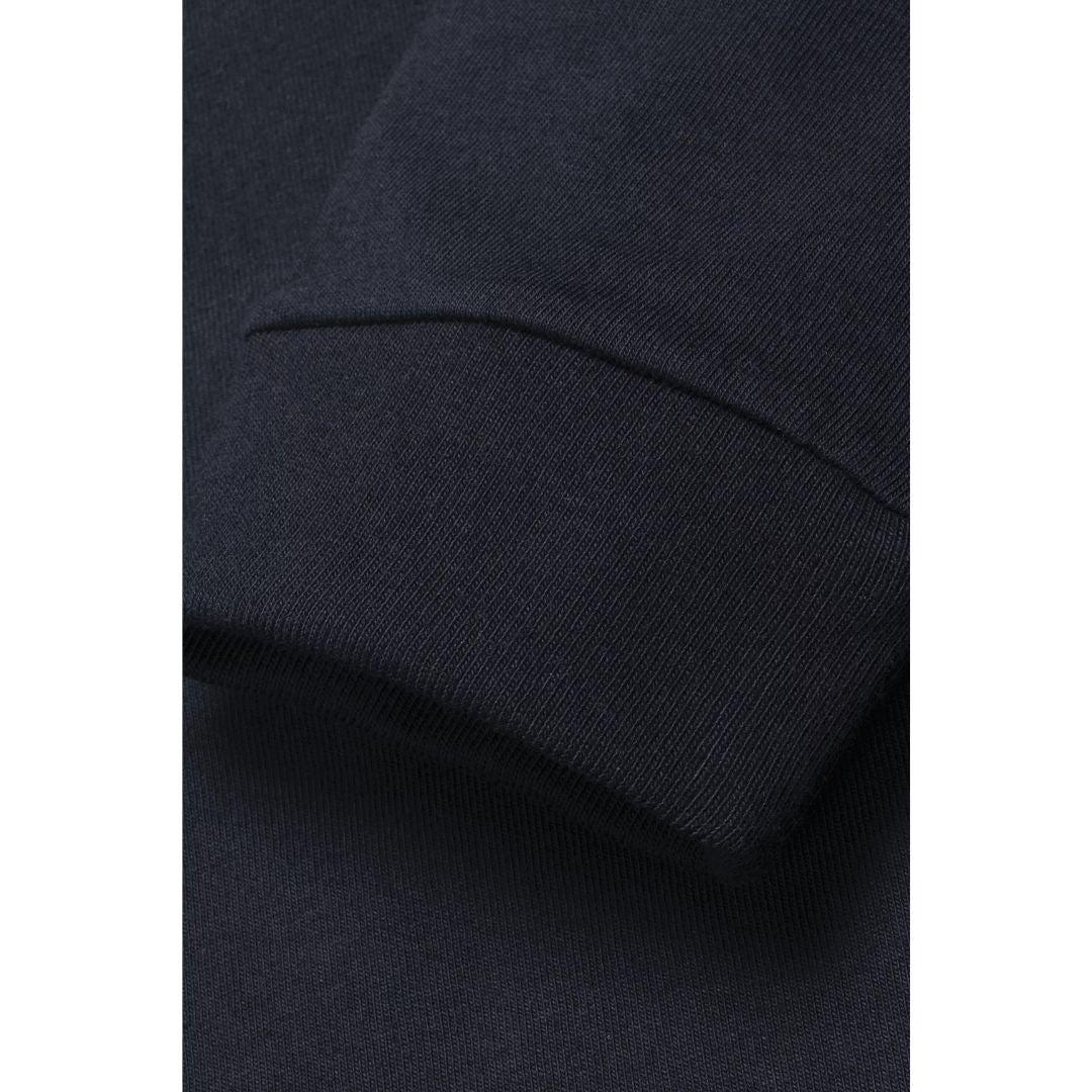 Camiseta de manga larga Carhartt WIP L/S Chase T-Shirt en color dark navy gold, detalle del puño de algodón peinado.