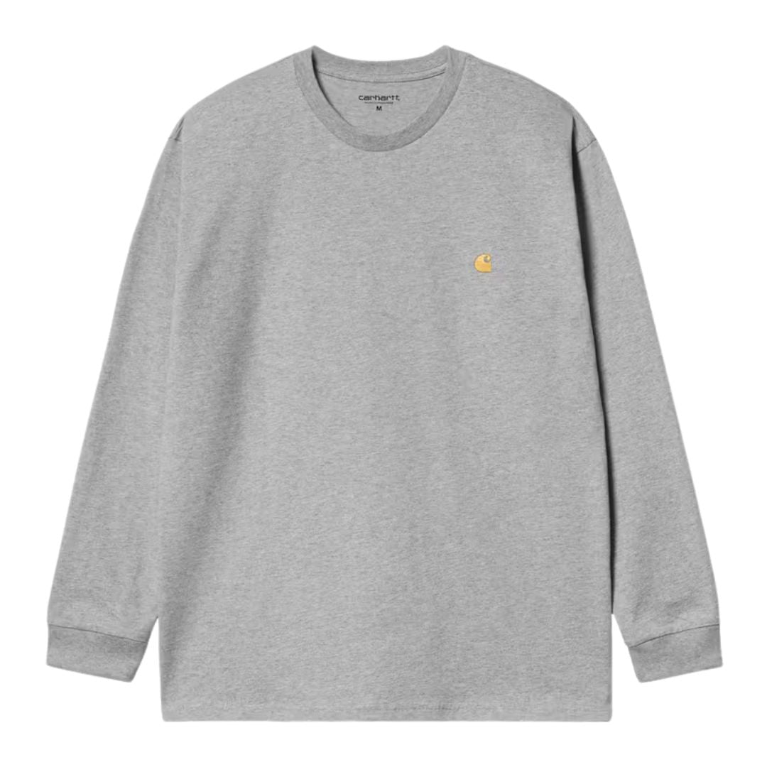 Camiseta de manga larga Carhartt WIP Chase en gris jaspeado, vista frontal plana sobre fondo blanco con el logotipo bordado en dorado en el pecho izquierdo.