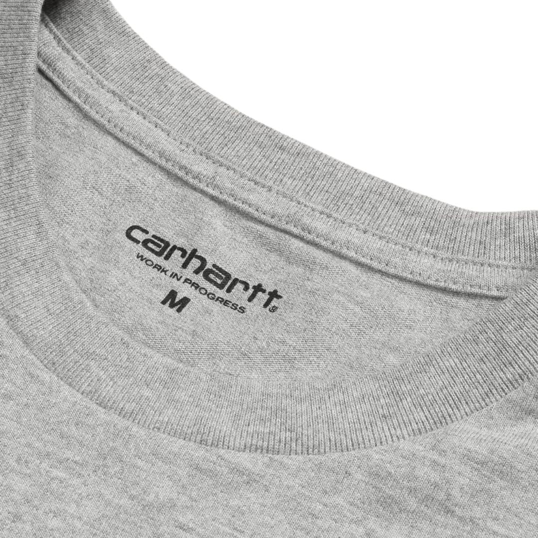 Camiseta Carhartt WIP Chase de manga larga en gris jaspeado, detalle de la etiqueta interior del cuello con el logotipo Carhartt Work In Progress y la talla M.