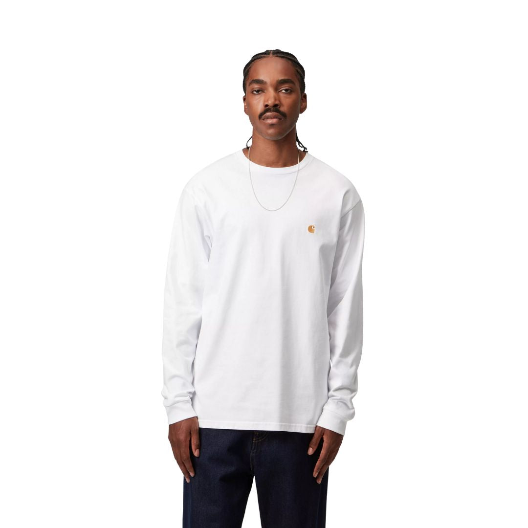 Vista frontal en modelo de la camiseta Carhartt WIP L/S Chase T-Shirt en color blanco con logo dorado.