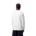 Vista trasera en modelo de la camiseta Carhartt WIP L/S Chase T-Shirt en color blanco con logo dorado.