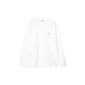 Vista frontal de la camiseta Carhartt WIP L/S Chase T-Shirt en color blanco con logo dorado en el pecho.