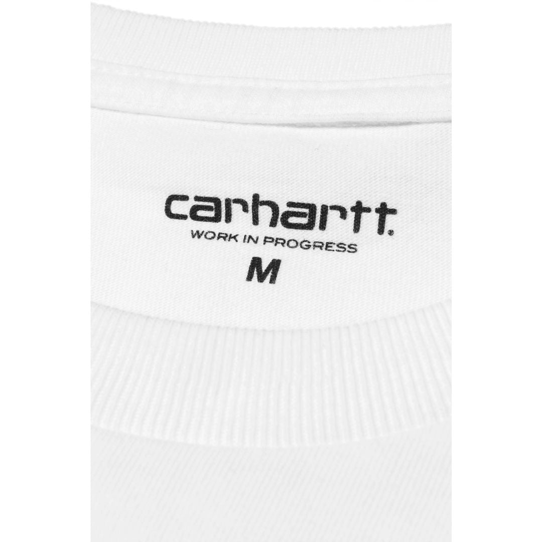 Detalle del cuello interior con etiqueta Carhartt WIP L/S Chase T-Shirt en color blanco.