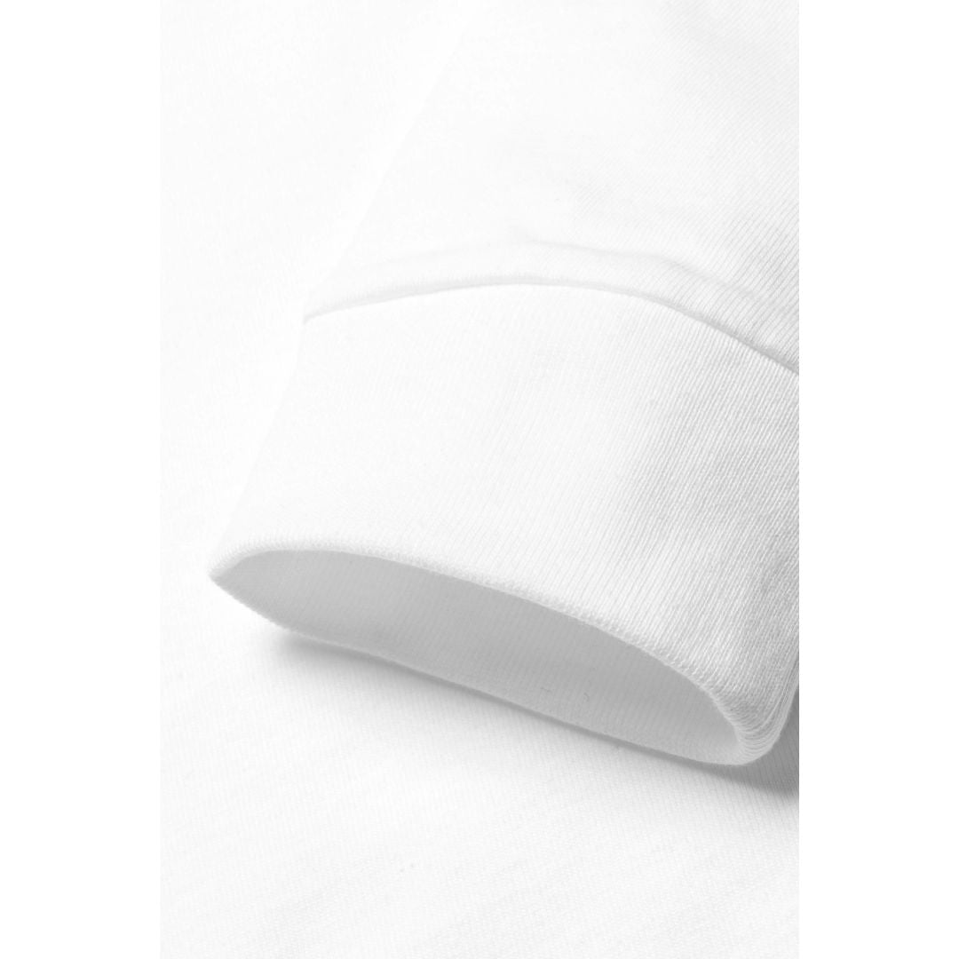 Detalle del puño de la camiseta Carhartt WIP L/S Chase T-Shirt en color blanco con logo dorado