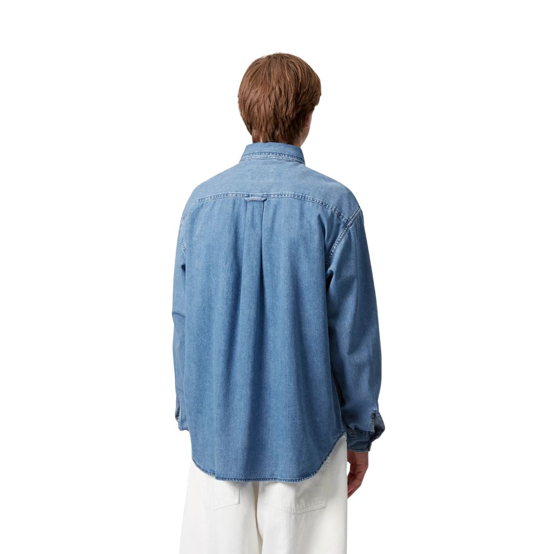 Vista trasera de modelo con Carhartt WIP L/S Lucas Shirt color Blue Stone Washed en denim.