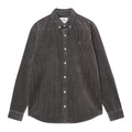 Camisa de pana Carhartt Madison de manga larga en color gris oscuro, vista trasera completa con canesú, pliegue central en la espalda y puños con botón de nácar sobre fondo blanco.