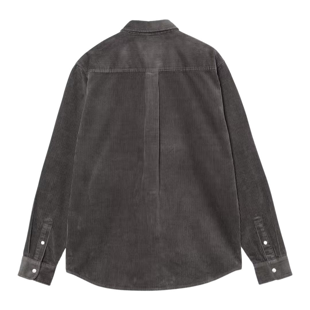 Camisa de pana Carhartt Madison de manga larga en color gris oscuro, vista trasera completa con canesú, pliegue central en la espalda y puños con botón de nácar sobre fondo blanco.