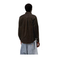 Vista trasera de modelo con la camisa de pana Carhartt WIP L/S Madison Cord Shirt en color Tobacco, marrón oscuro con espalda de pana, sobre fondo blanco liso.