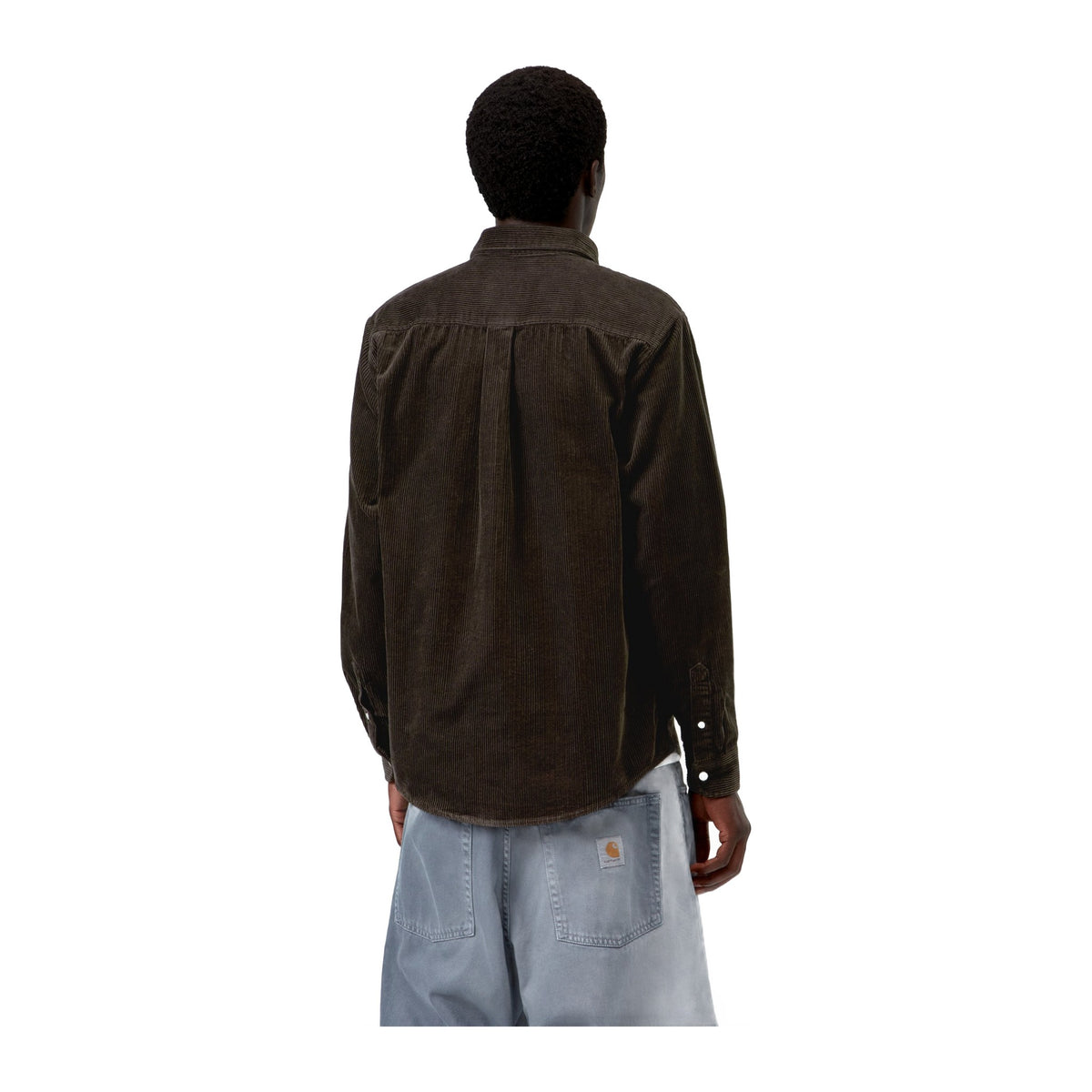 Vista trasera de modelo con la camisa de pana Carhartt WIP L/S Madison Cord Shirt en color Tobacco, marrón oscuro con espalda de pana, sobre fondo blanco liso.