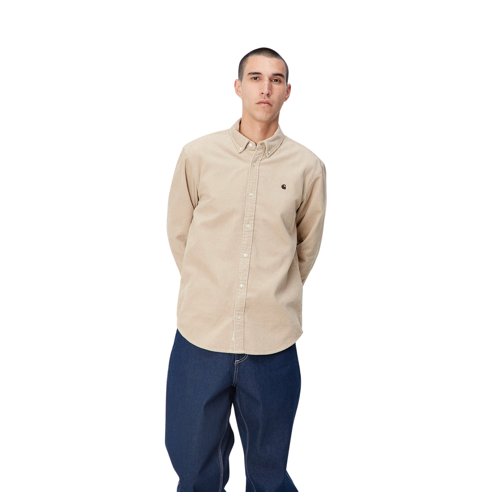 Hombre con la camisa de pana Carhartt WIP L/S Madison Cord Shirt Hueso con el logo Carhartt bordado en negro y botones en blanco